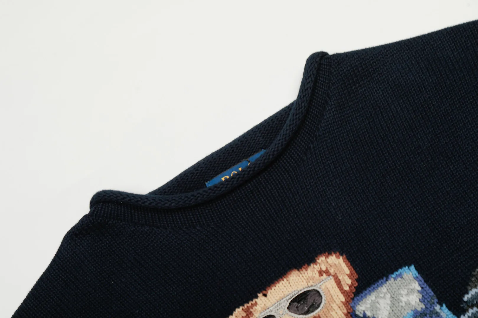 P470 top quality" Style number: DS881# (not off the shelves all year round) [Ralph Lauren Heavy Industry Bear Classic Car Autumn and Winter Couple Knitted Round Neck Sweater] ✅Ralph Lauren Ralph Lauren Classic Basic Bear Heavy Craftsman Same Style Knitted Sweater for Men and Women Couples ✅Main supplier platform live broadcast Wholesale entity Replenish if out of stock Not off the shelf ✅ZP quality 1:1 version Scan the code to enter the GF website Counter quality ✅Detailed quality is the only one in Guangzhou Imported quality cotton yarn, focusing on high-end, cost-effective, good quality needless to say. ✅The version is restored to the original. The maximum size can be worn up to 190 pounds. Loose, comfortable and stress-free. ✅The upper body is simple and easy to match. A must-have for male gods. Good-looking clothes are never picky. A must-have for couples. Recommended for wardrobe. Size: S-XL Color: Navy